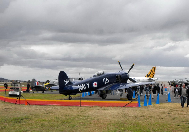 Hawker Sea Fury - Vaikščioti Aplink