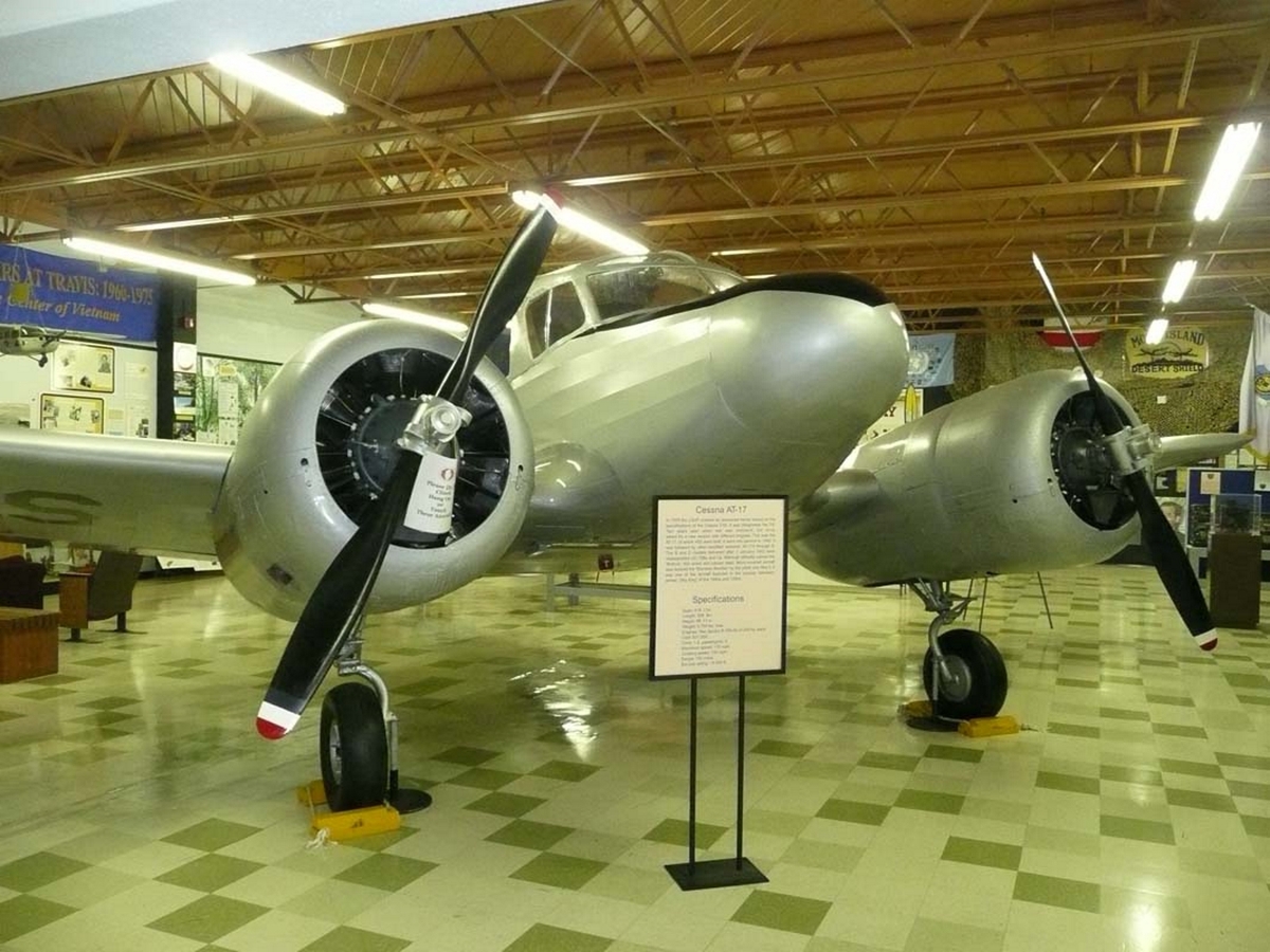 Cessna AT-17 rys červený