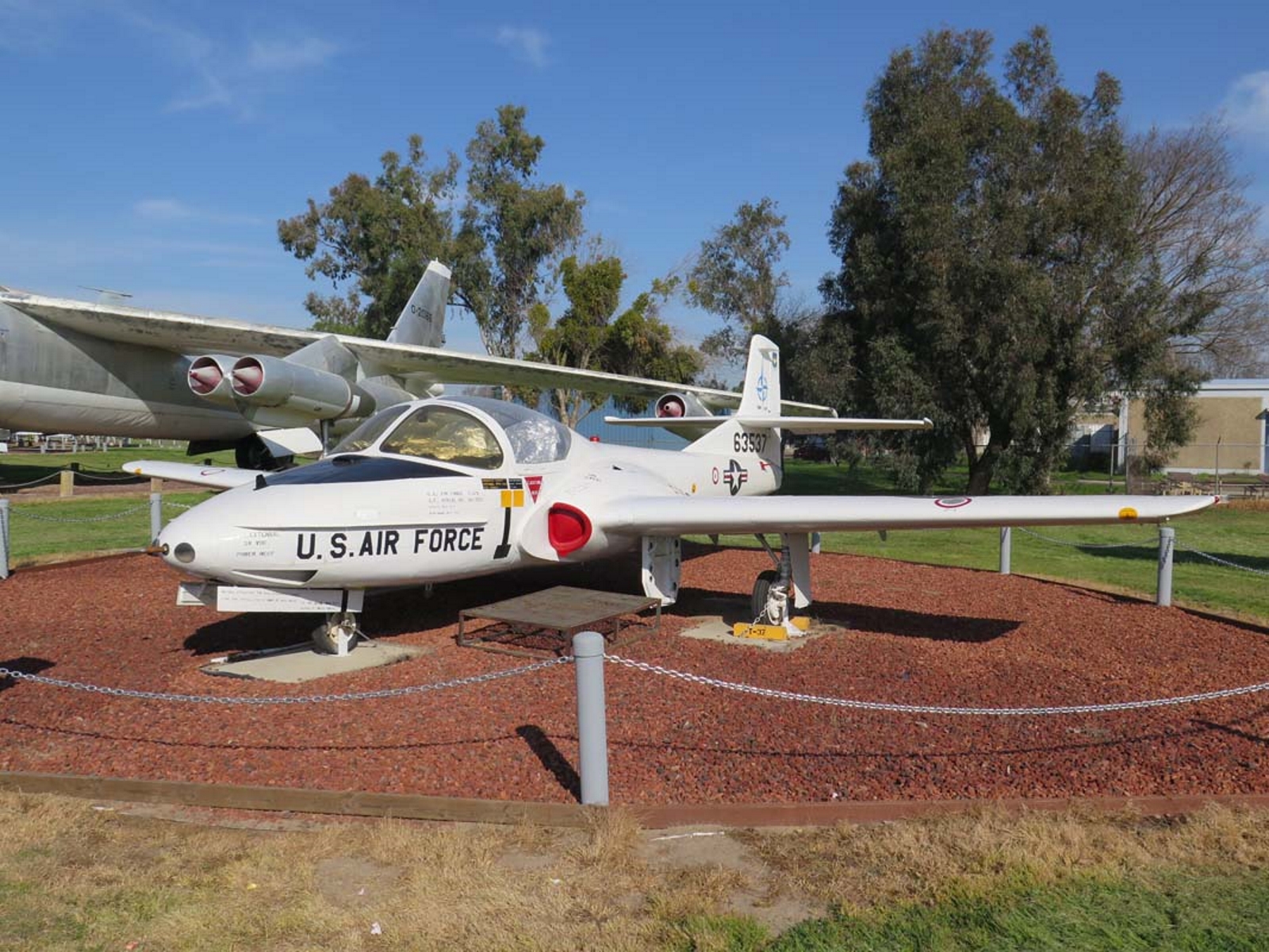 Чириканье Cessna T-37B