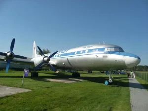 Ilyushin Il-18 - 照片和视频