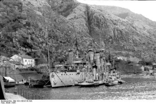 Bucht von Kotor (?), jugoslawische Schiffe