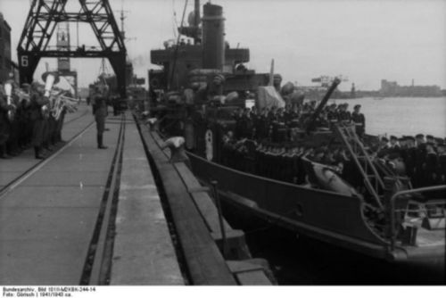 Frankreich, Begrung eines M-Boot im Hafen