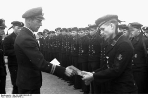 Frankreich, M-Boot im Hafen