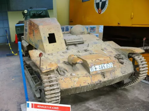 Gepanzerte-MG-Trager-Renault-UEf-12